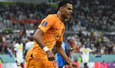 Paises Bajos le ganó a Senegal en el debut por 2 a 0