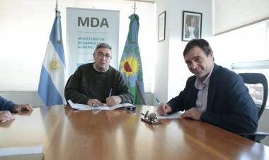 EL INTENDENTE FIRMÓ UN CONVENIO PARA SEGUIR MEJORANDO LOS CAMINOS RURALES 