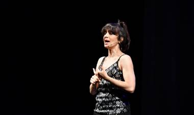 ANITA MARTÍNEZ BRILLO EN SU PRESENTACION DE LA OBRA HISTERIOTIPOS EN MAGDALENA