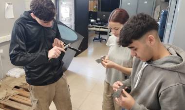 ETUDIANTES PARTICIPAN DE ENSAYOS DE LABORATORIO EN  LA EMPRESA VENG S.A.