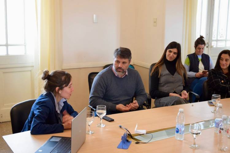 Reunión entre integrantes del Ejecutivo, concejales, consejeros y la Licenciada en Ciencias Económicas Nadia Perazzo