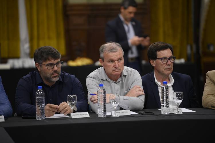 HOURCADE Y EL FORO DE INTENDENTES RADICALES SE REUNIÓN CON KICILLOF
