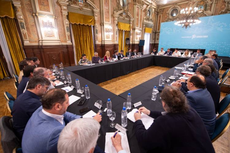 HOURCADE Y EL FORO DE INTENDENTES RADICALES SE REUNIÓN CON KICILLOF