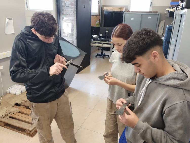 ETUDIANTES PARTICIPAN DE ENSAYOS DE LABORATORIO EN  LA EMPRESA VENG S.A.