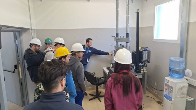 ETUDIANTES PARTICIPAN DE ENSAYOS DE LABORATORIO EN  LA EMPRESA VENG S.A.