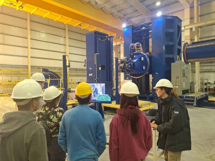 ETUDIANTES PARTICIPAN DE ENSAYOS DE LABORATORIO EN  LA EMPRESA VENG S.A.